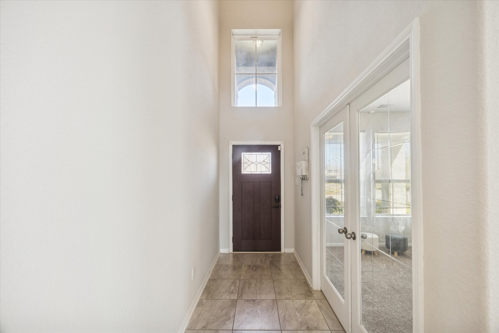 322 Upland Grv Trail Rosharon, TX 77583 - Photo 4 of 36 a view of a hallway with wooden floor and a bathroom