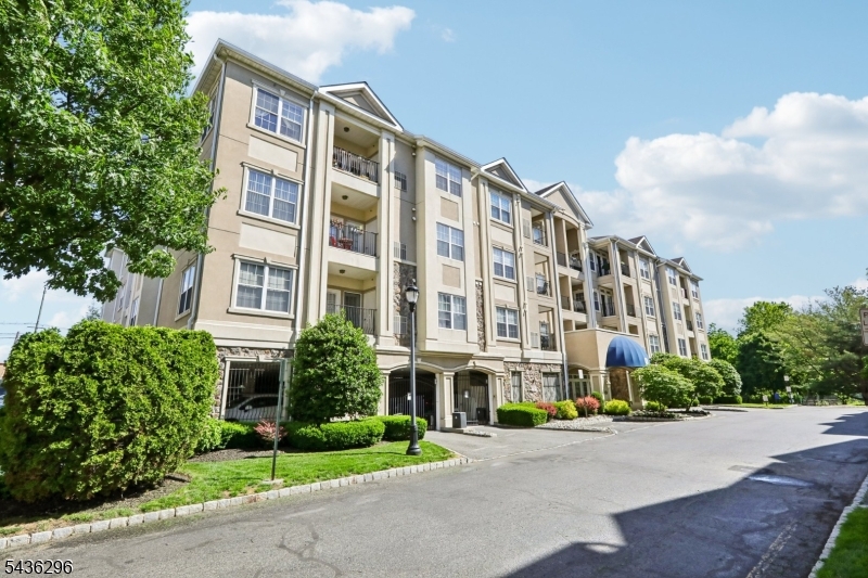 9104 Ravenscroft Road Clifton, NJ 07013 - Photo 4 of 50