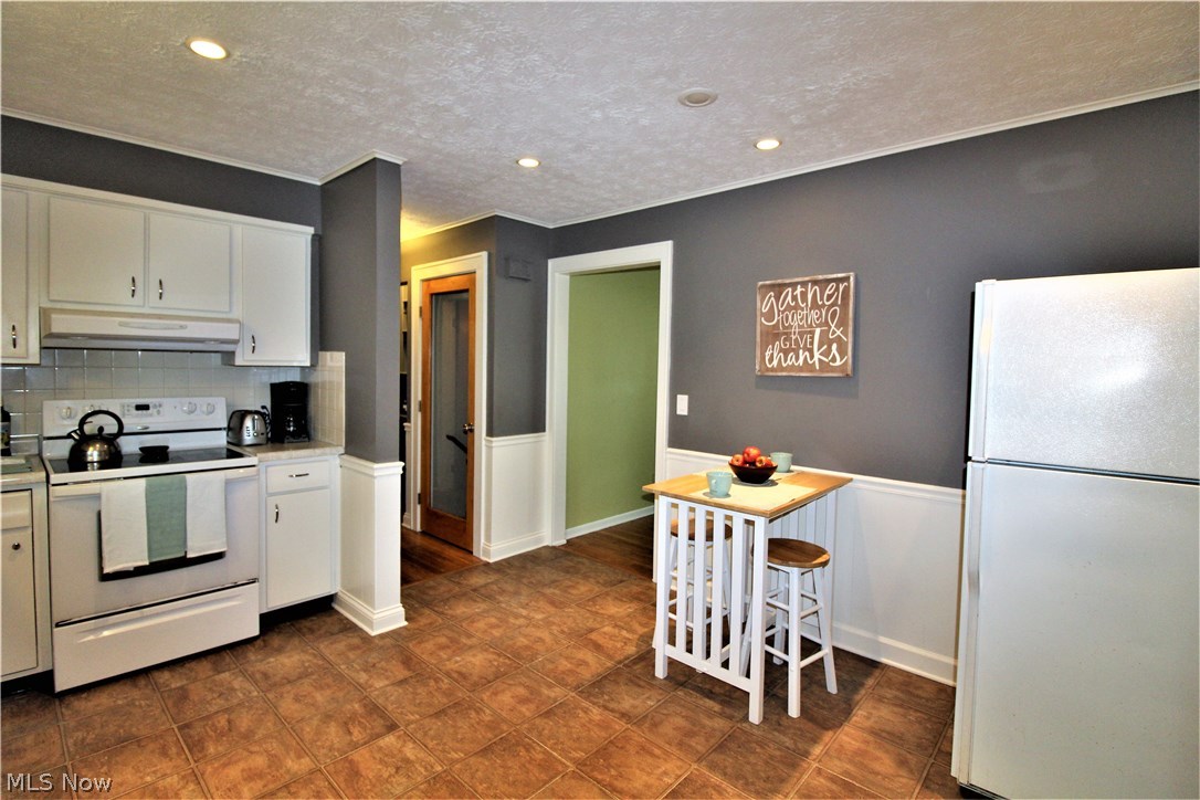 2887 Lee Road Silver Lake, OH 44224 - Photo 9 of 24 Kitchen with Eating Area