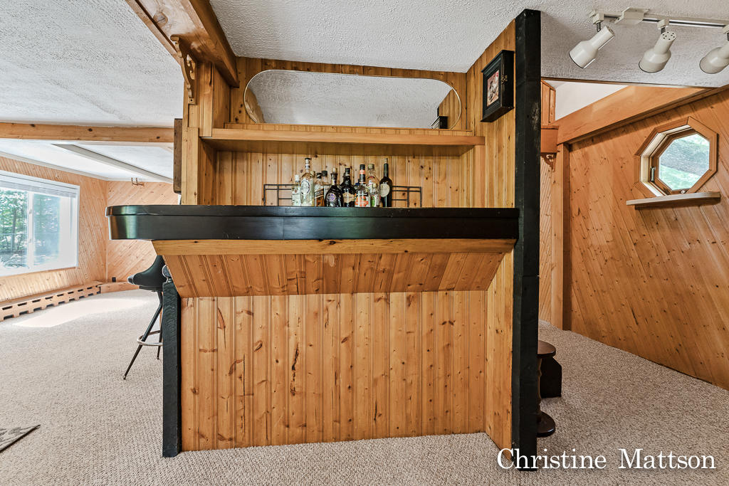 1009 Giles Road Muskegon, MI 49445 - Photo 21 of 53 Bar area