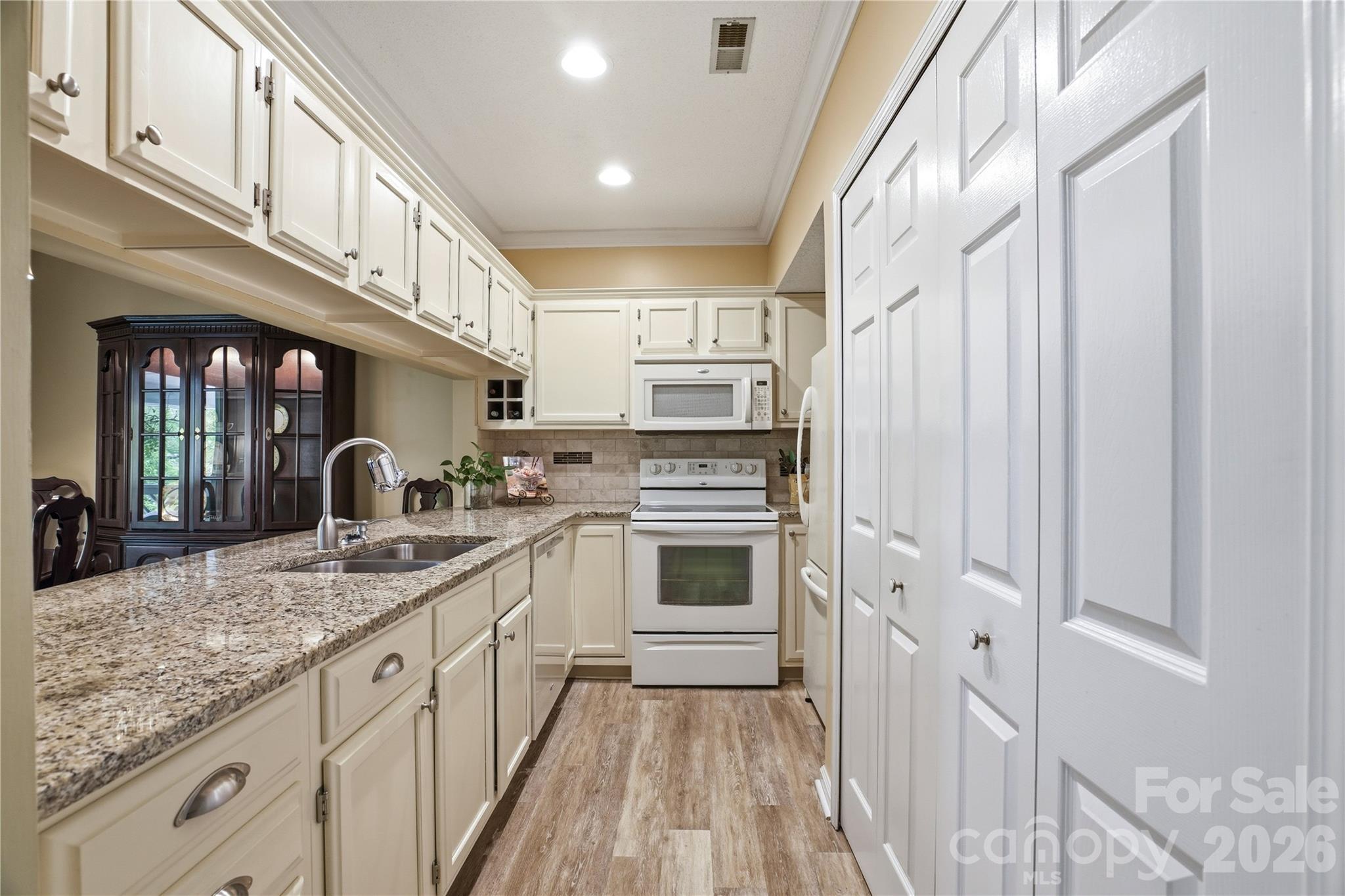 19823 Henderson Road, Unit F Cornelius, NC 28031 - Photo 4 of 34