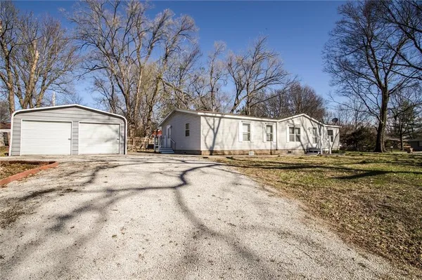 $205,500 | 416 South Jefferson Street, Raymore, MO 64083