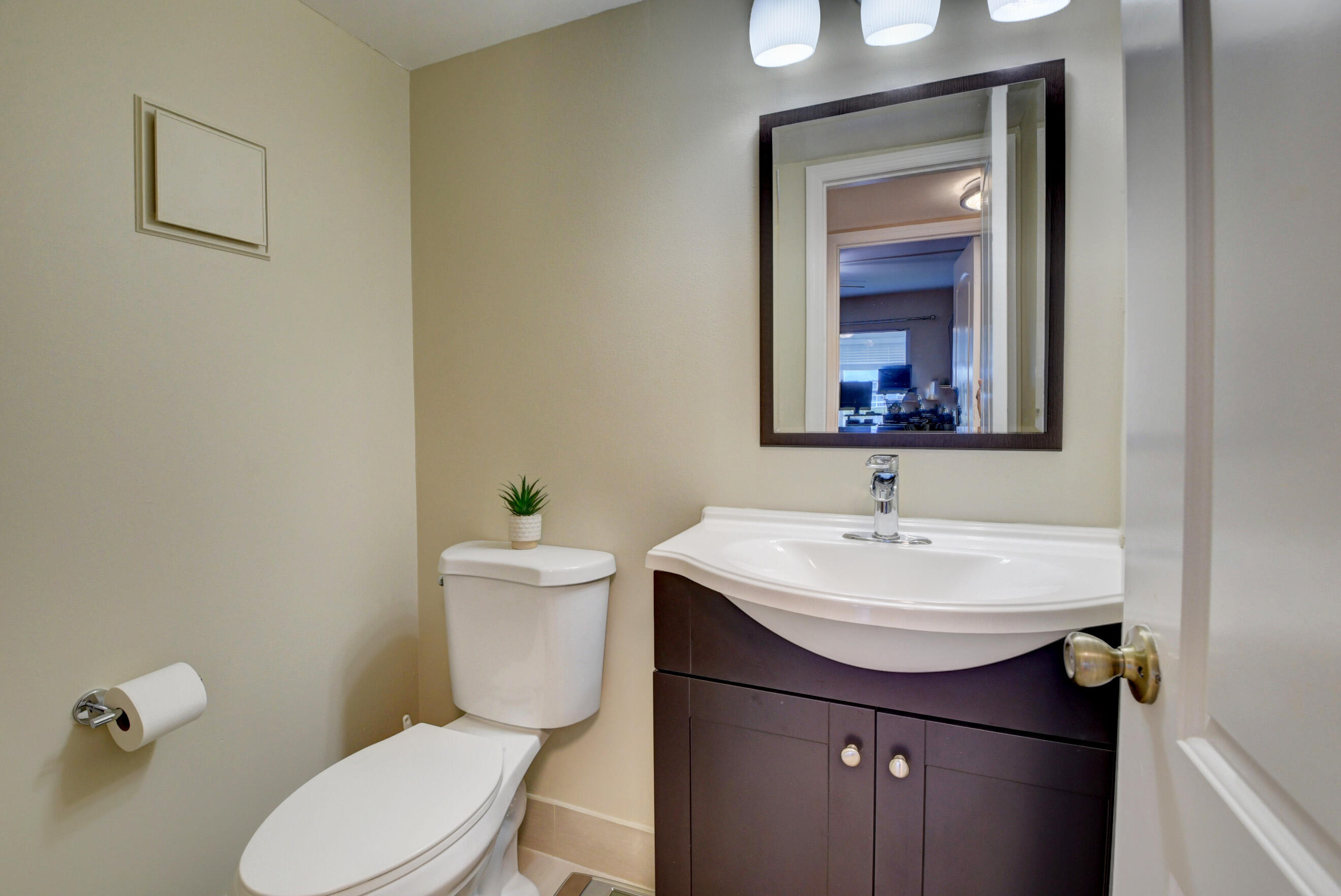 3063 Exeter, Unit 3063 Boca Raton, FL 33434 - Photo 21 of 57 Half bath