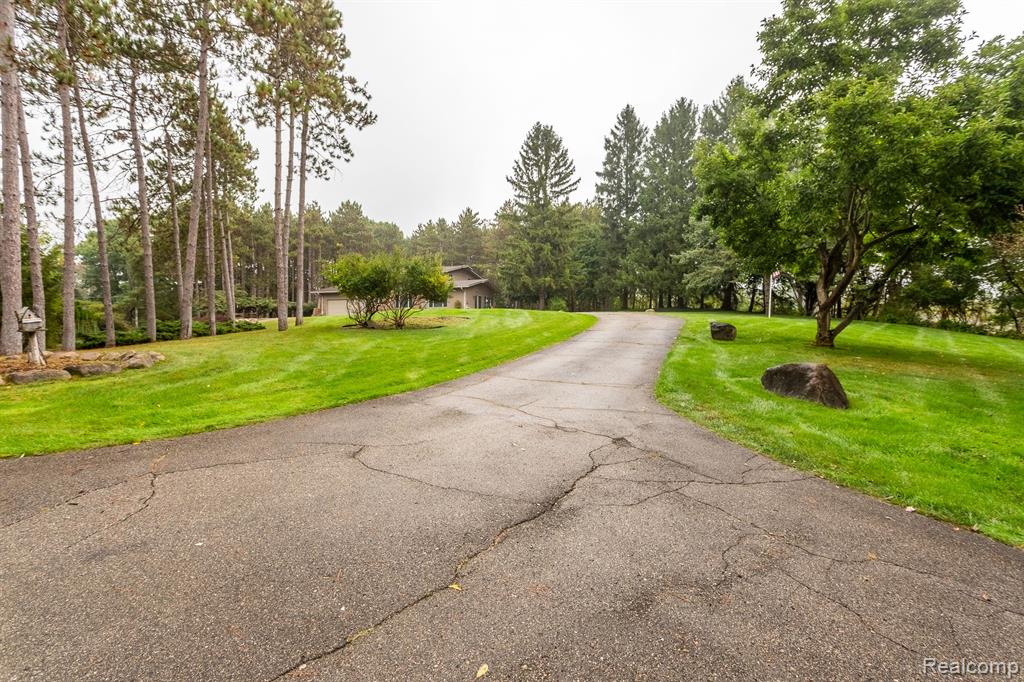 8677 Knox Road Clarkston, MI 48348 - Photo 9 of 59