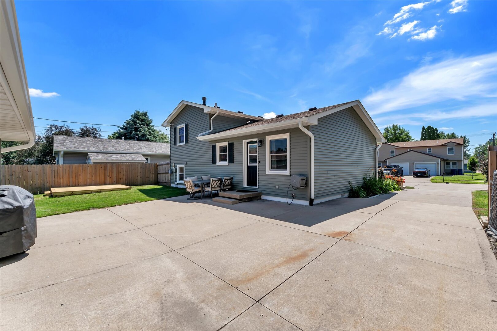 425 North 6th Street Eldridge, IA 52748 - Photo 9 of 42