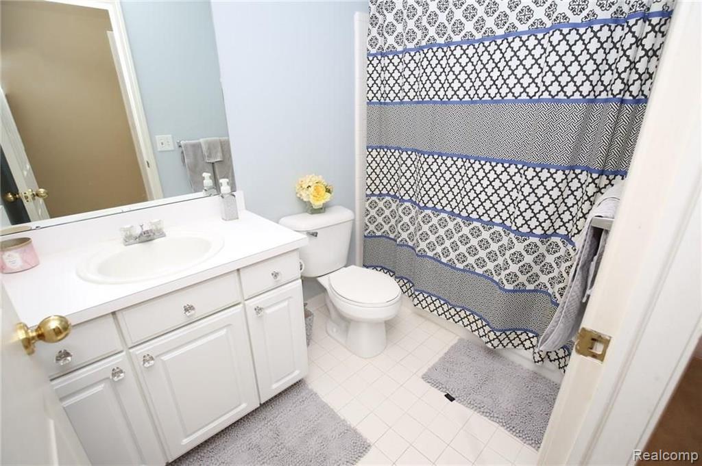 4659 Amberwood Court Rochester, MI 48306 - Photo 18 of 30