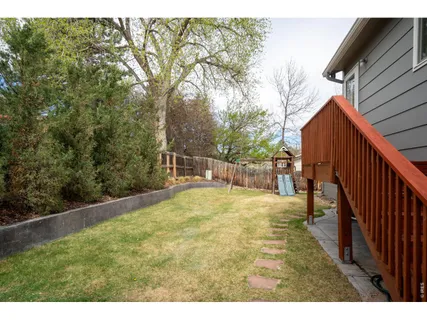 a view of a backyard