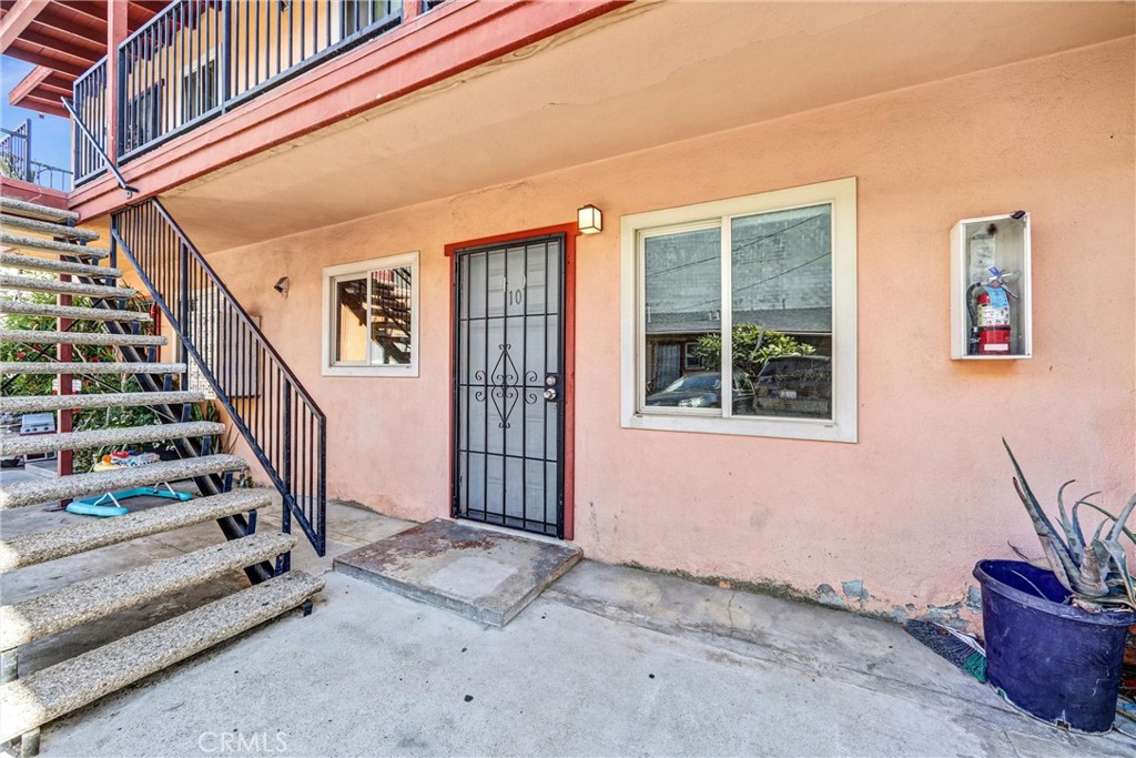 3624 East Colorado Boulevard, Unit 10 Pasadena, CA 91107 - Photo 10 of 14 a view of an entryway with staircase