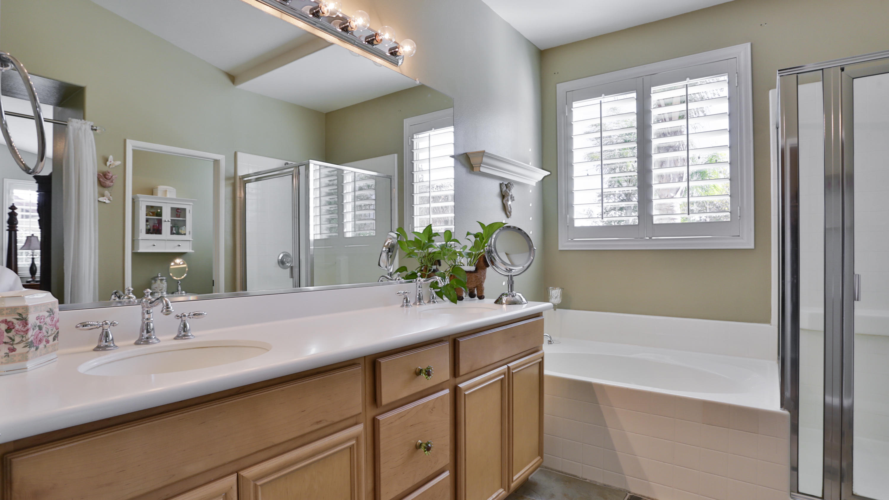 1598 Thunderbird Road Beaumont, CA 92223 - Photo 21 of 52 a bathroom with a tub sink and mirror