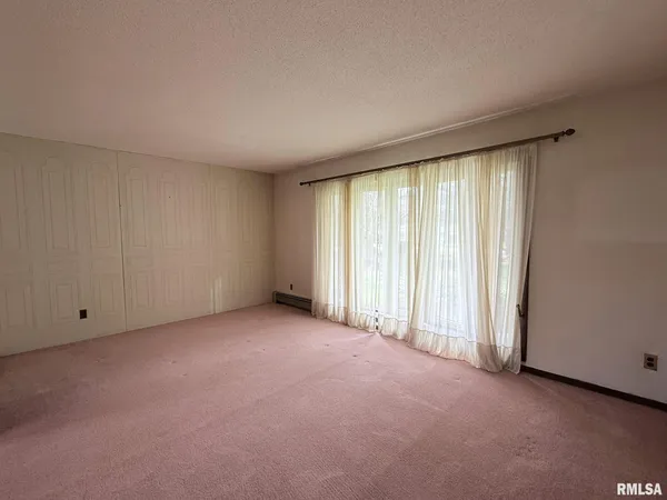 $230,000 | 1195 Eiker Road, Knoxville, IL 61448