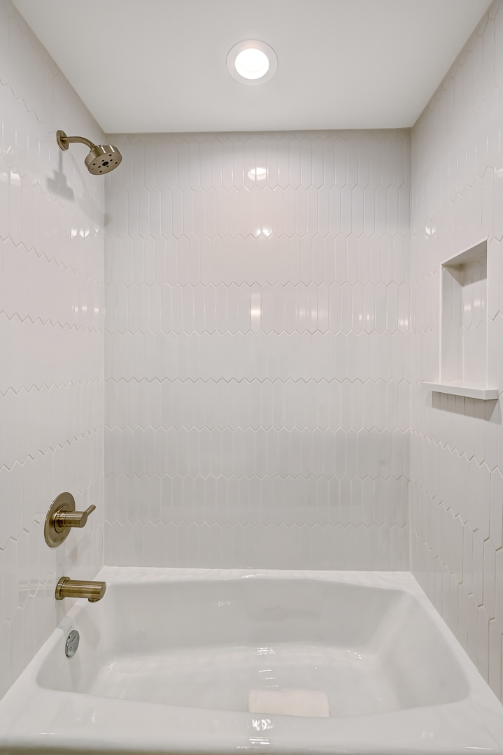 143 Harding Avenue Glen Ellyn, IL 60137 - Photo 29 of 40 a bathroom with a bathtub