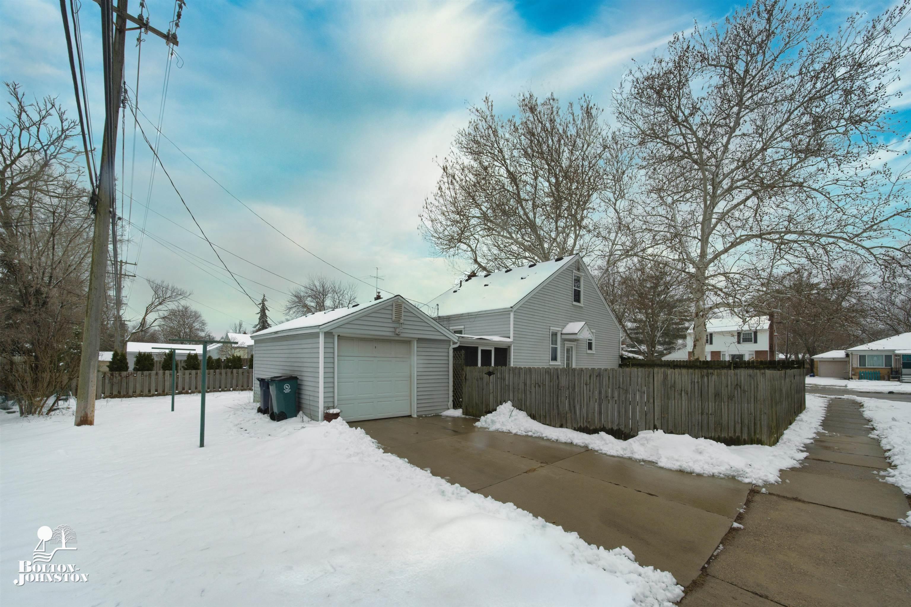 2946 Crooks Road Royal Oak, MI 48073 - Photo 28 of 29 50103861-27.JPG