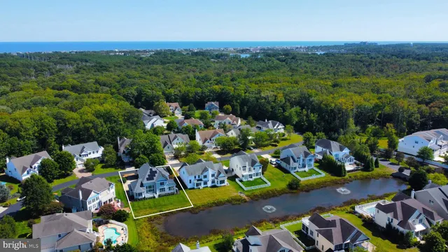 an outdoor space with lots of plants and white walls