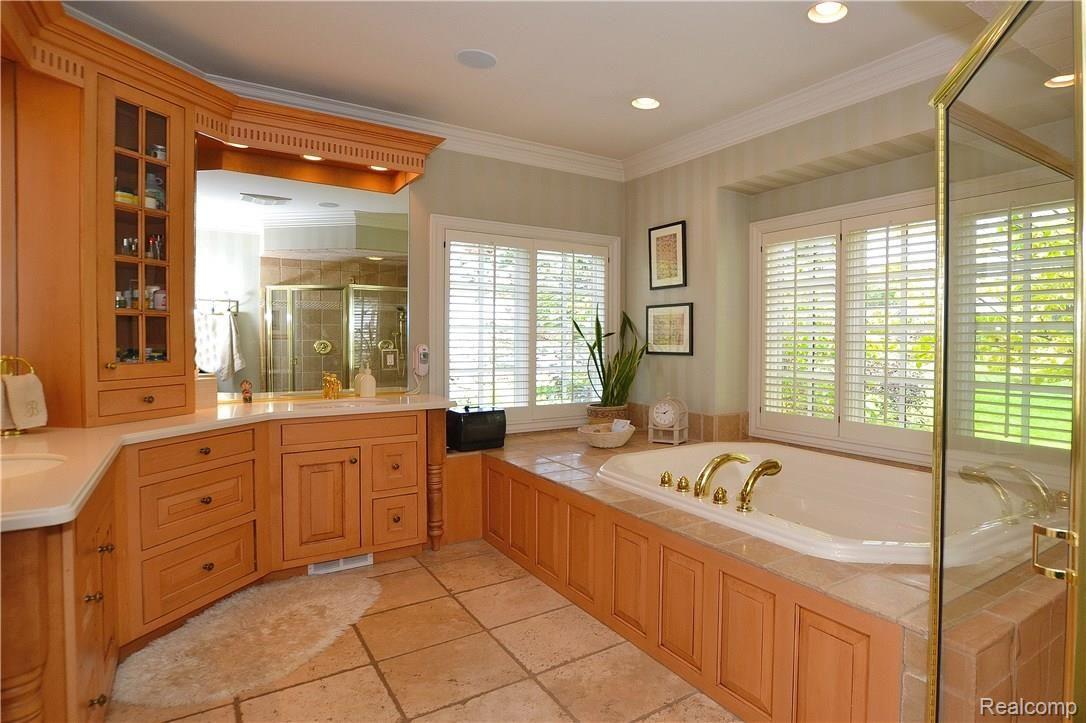 5156 Stonehenge Drive Rochester, MI 48306 - Photo 19 of 38 Master Bath With Tub & Shower