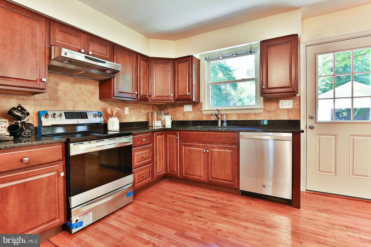 7905 Colonial Lane Clinton, MD 20735 - Photo 3 of 23 Kitchen