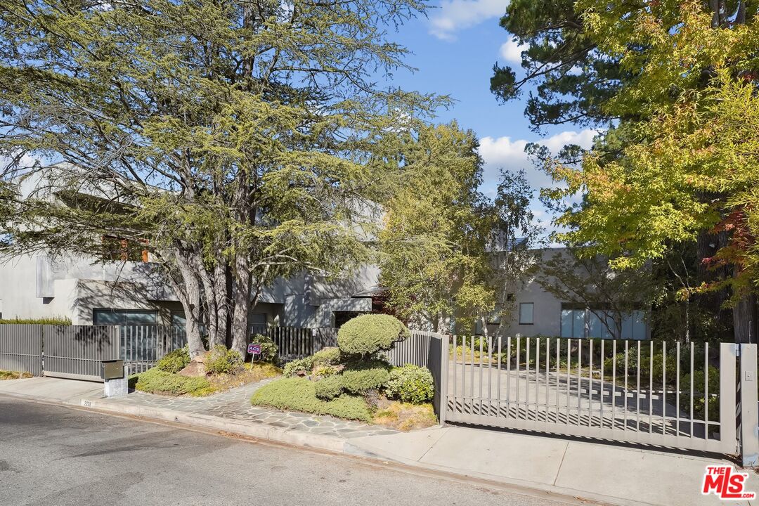2238 Stradella Road Los Angeles, CA 90077 - Photo 65 of 75