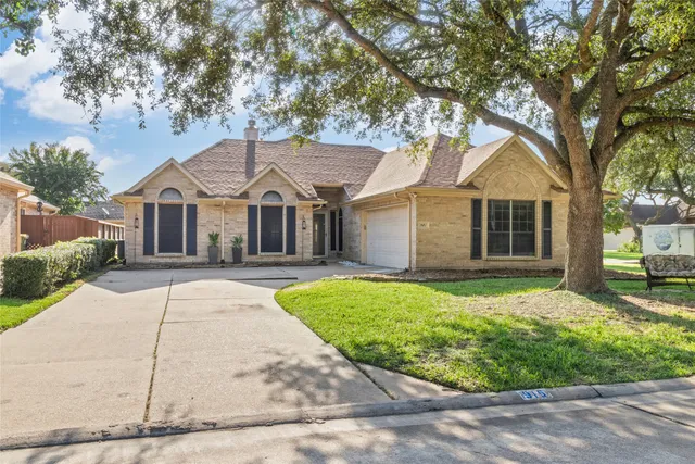 $350,000 | 915 West Palmcrest Court, Pearland, TX 77584