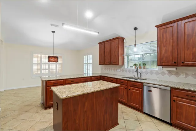 $350,000 | 915 West Palmcrest Court, Pearland, TX 77584