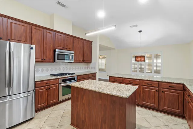 $350,000 | 915 West Palmcrest Court, Pearland, TX 77584