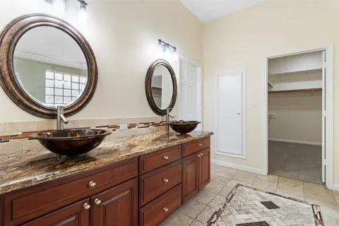 $350,000 | 915 West Palmcrest Court, Pearland, TX 77584