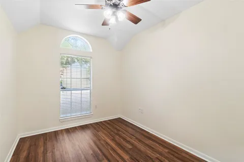 $350,000 | 915 West Palmcrest Court, Pearland, TX 77584