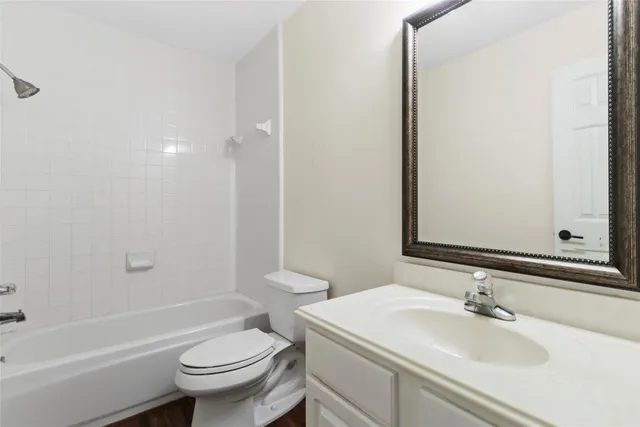 $350,000 | 915 West Palmcrest Court, Pearland, TX 77584