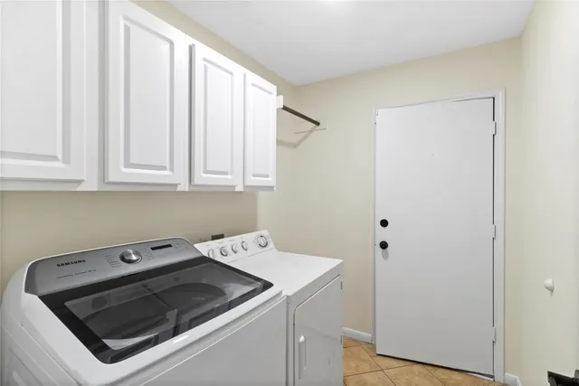 $350,000 | 915 West Palmcrest Court, Pearland, TX 77584