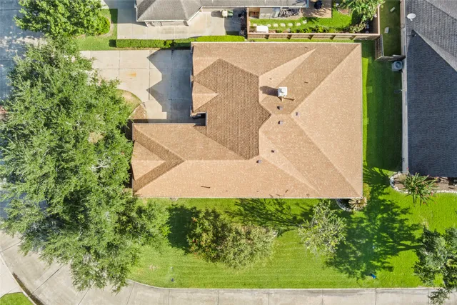 $350,000 | 915 West Palmcrest Court, Pearland, TX 77584