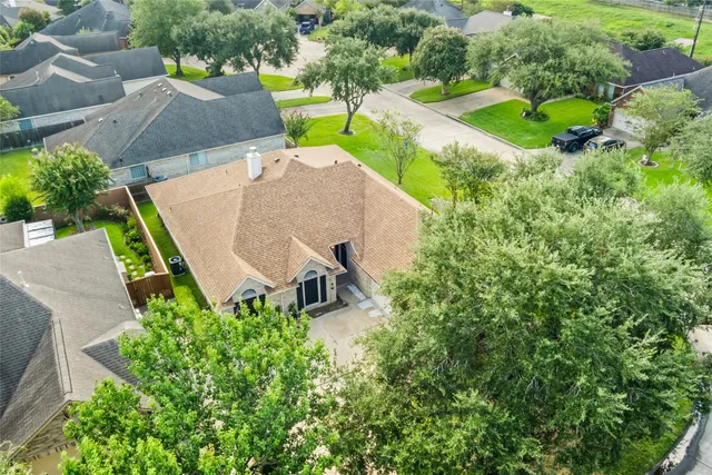 $350,000 | 915 West Palmcrest Court, Pearland, TX 77584