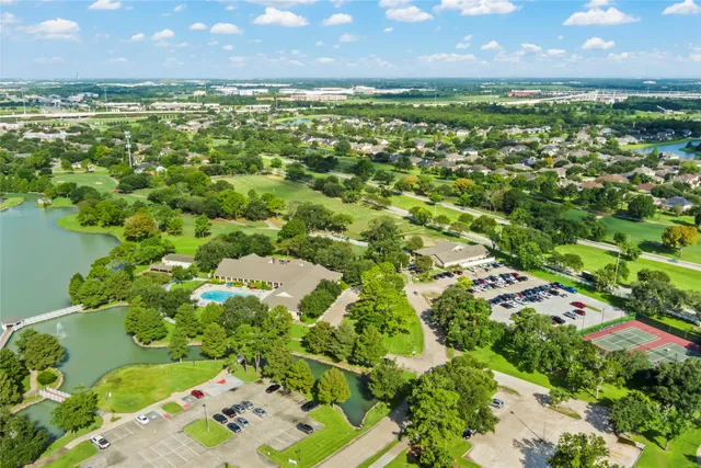 $350,000 | 915 West Palmcrest Court, Pearland, TX 77584