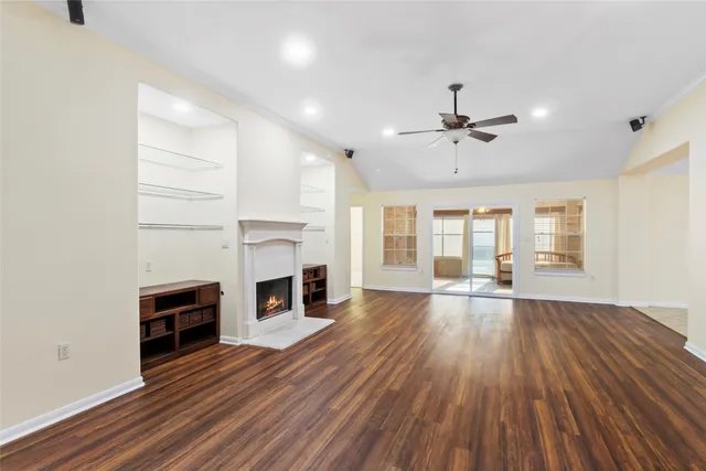 $350,000 | 915 West Palmcrest Court, Pearland, TX 77584