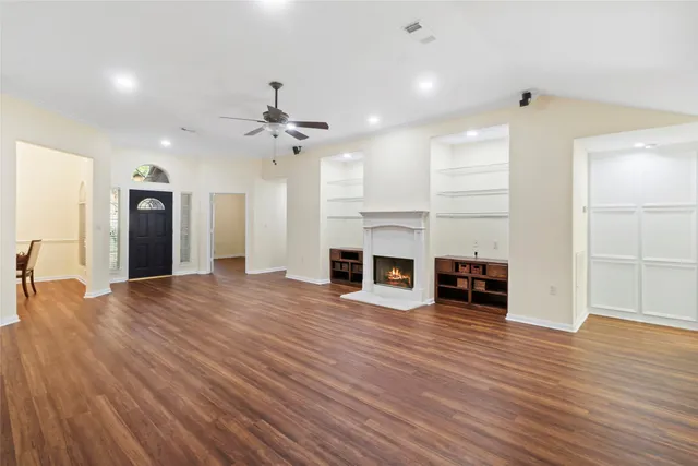 $350,000 | 915 West Palmcrest Court, Pearland, TX 77584