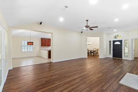 $350,000 | 915 West Palmcrest Court, Pearland, TX 77584