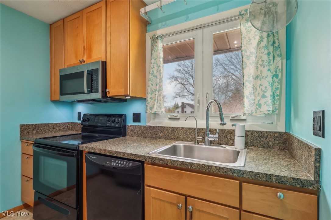3484 Mayfield Road, Unit 3426 Cleveland Heights, OH 44118 - Photo 6 of 33 Kitchen with a sink, black appliances, and dark countertops