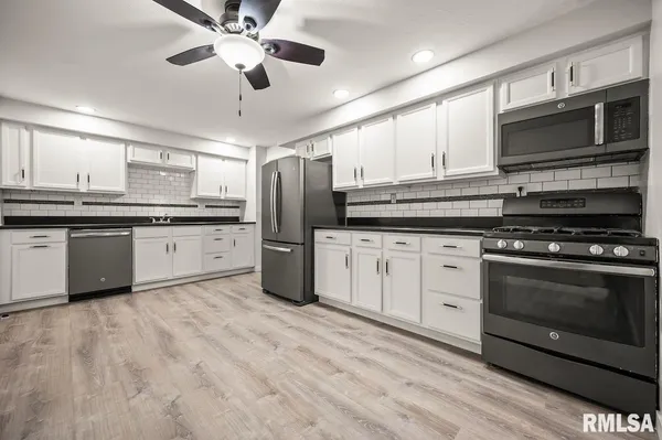 $2,150 | 6822 North Kimberly Drive, Peoria, IL 61614