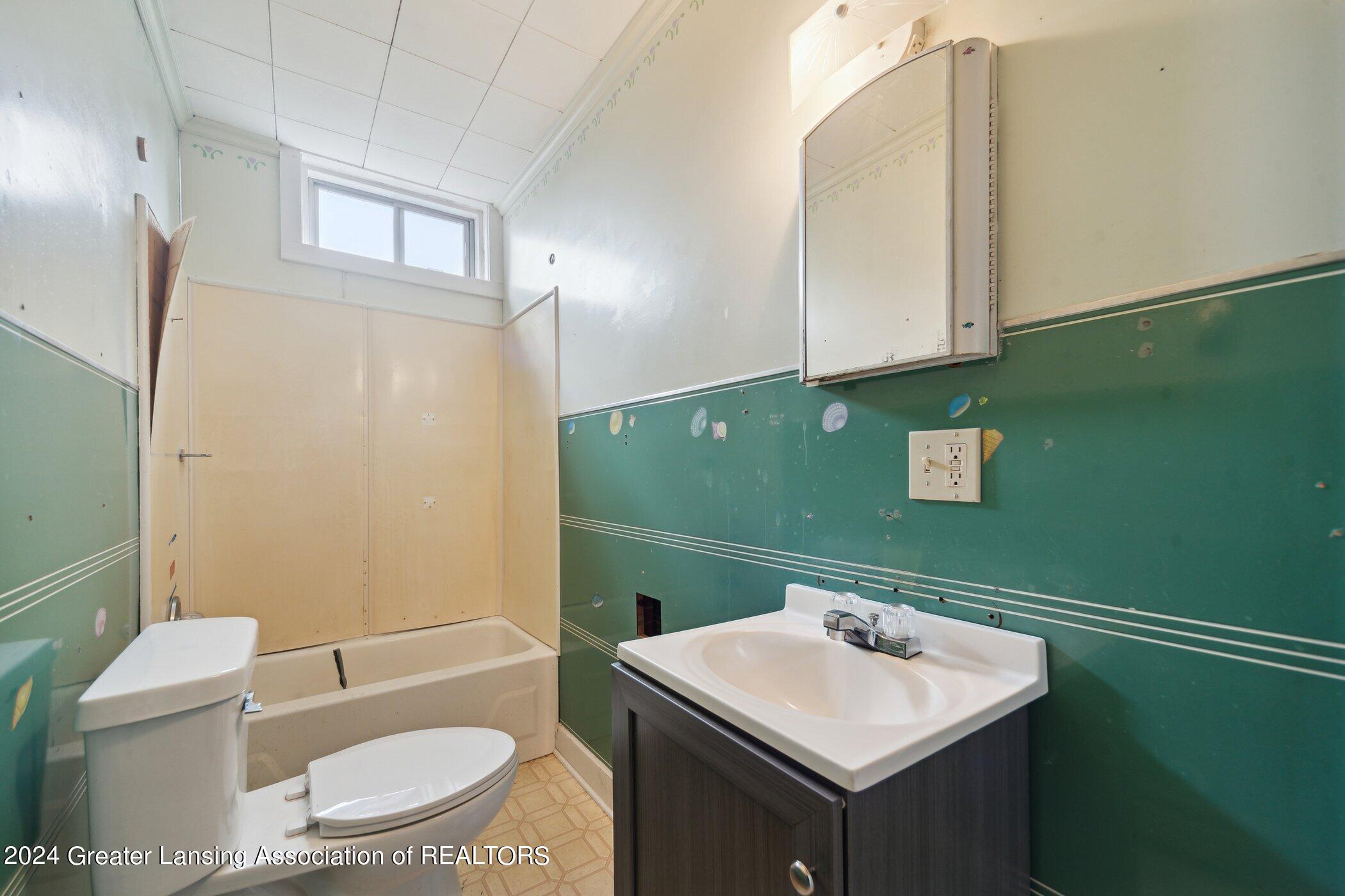 515 North Maple Street Ithaca, MI 48847 - Photo 21 of 34 515-N-Maple-St-Ithaca-MI-48847-WindowSti