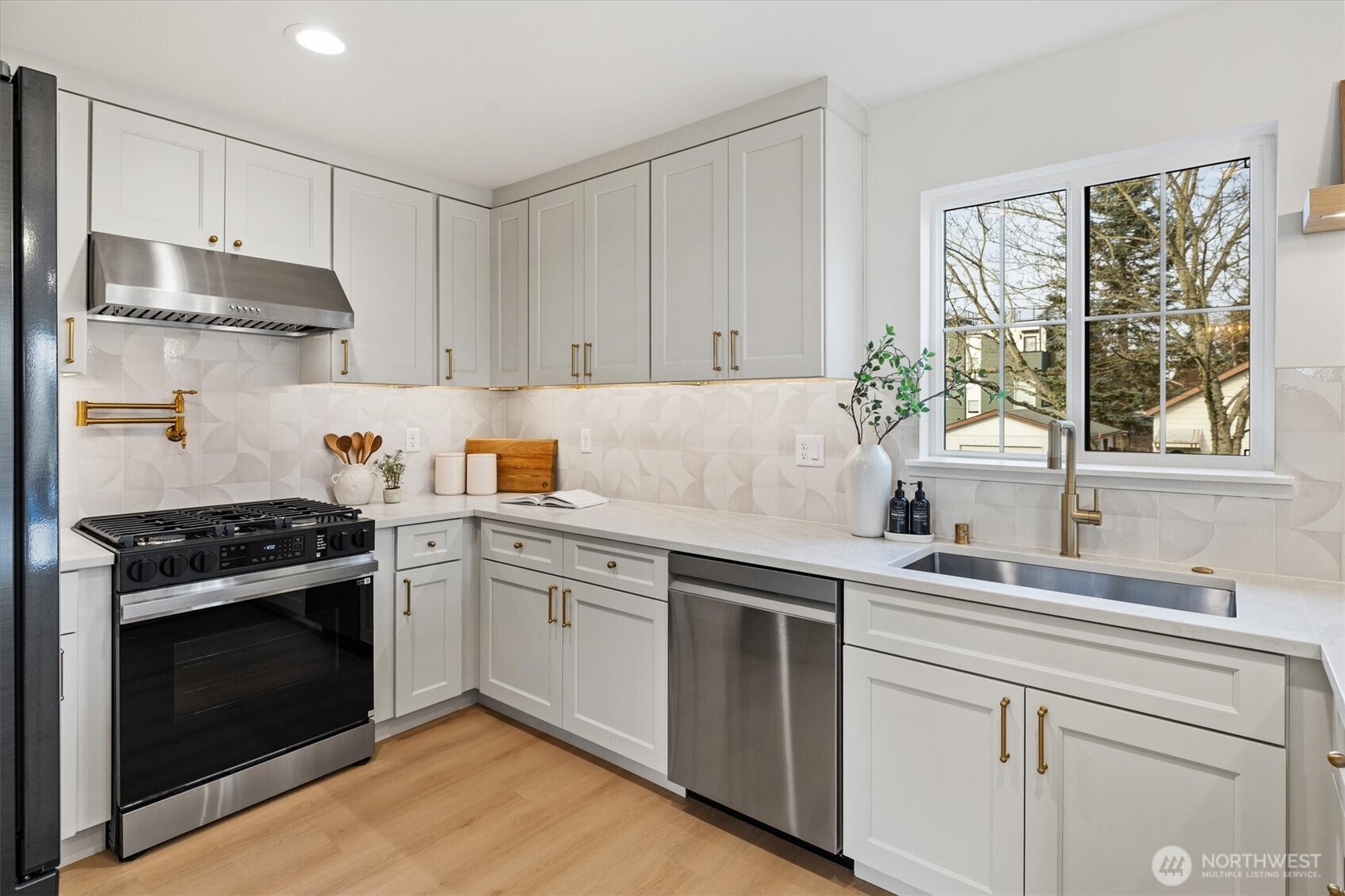 9003 30th Avenue Southwest Seattle, WA 98126 - Photo 11 of 40