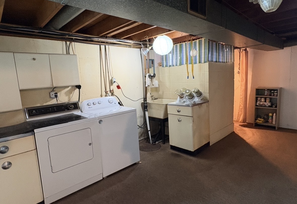 609 9th Avenue Ottawa, IL 61350 - Photo 22 of 28 a utility room with dryer and washer