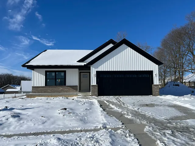 $450,000 | 2503 Treeline Drive, Bloomington, IL 61704