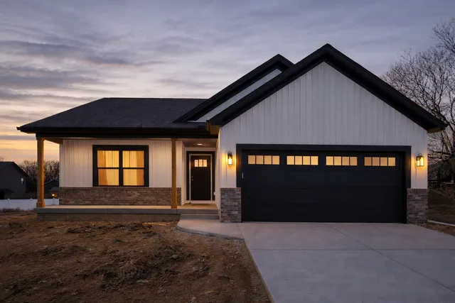 $450,000 | 2503 Treeline Drive, Bloomington, IL 61704