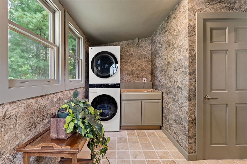 42 Englewood Road Gloucester, MA 01930 - Photo 14 of 40 Gallery Image 14
