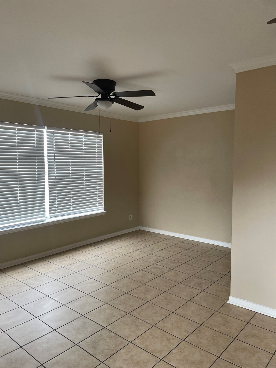 4711 Palisade Drive, Unit 407 Houston, TX 77048 - Photo 3 of 9 an empty room with windows