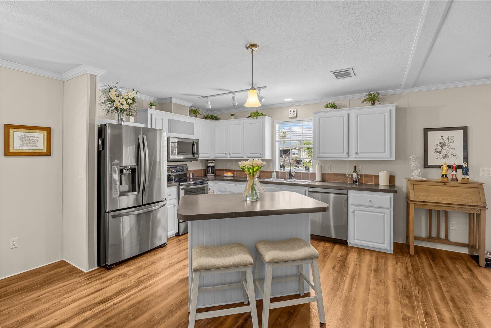 121 Southeast Paradise Place Stuart, FL 34997 - Photo 6 of 33 08-par in-17