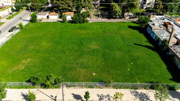 a view of yard with green space