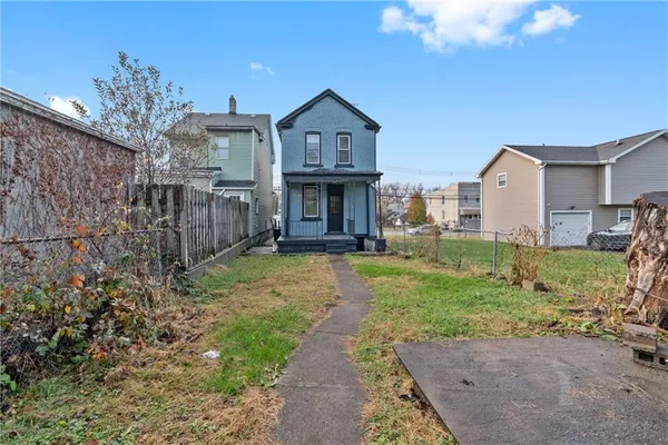 a view of a backyard
