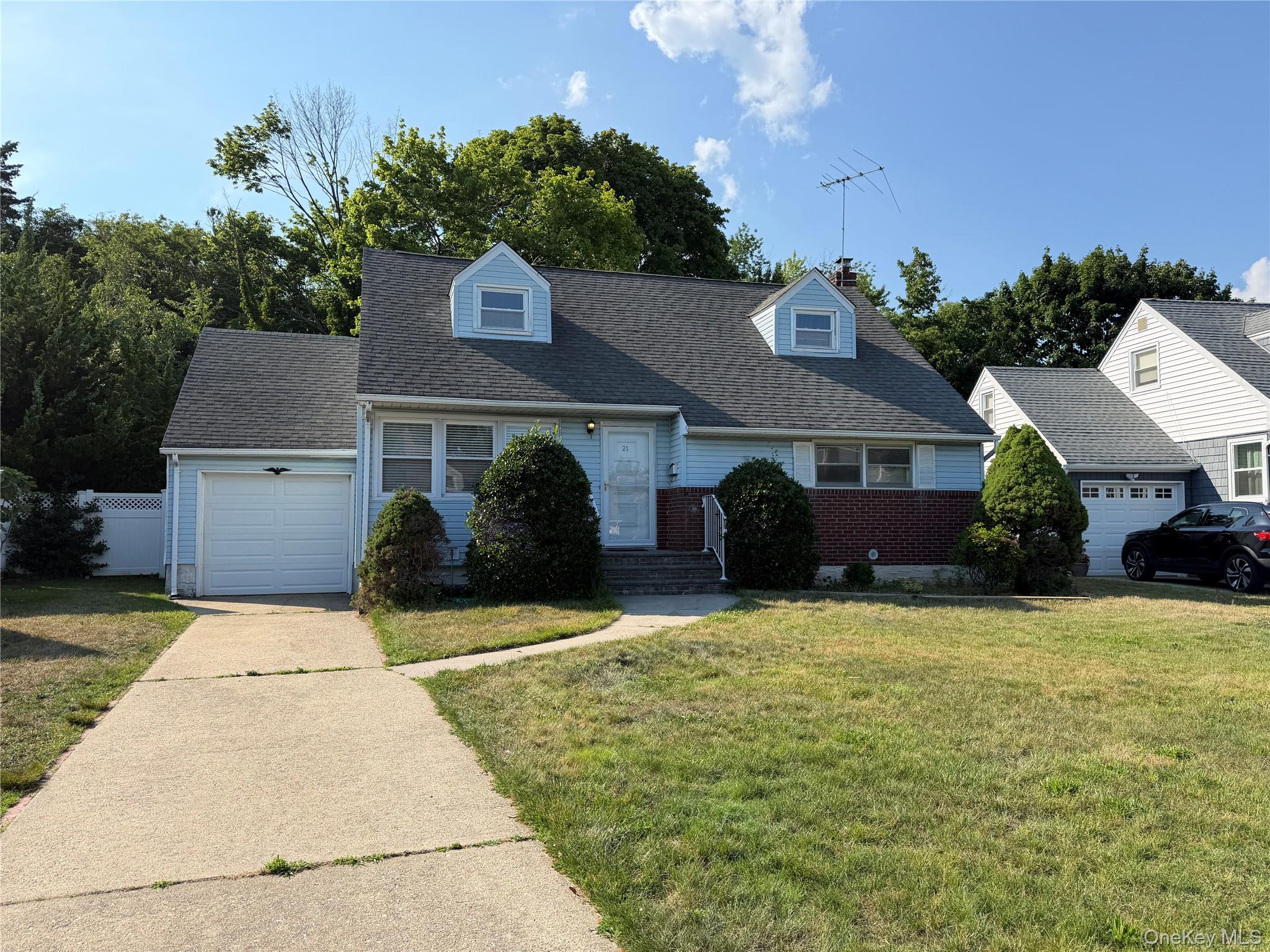 21 Morris Road Bethpage, NY 11714 - Photo 2 of 3