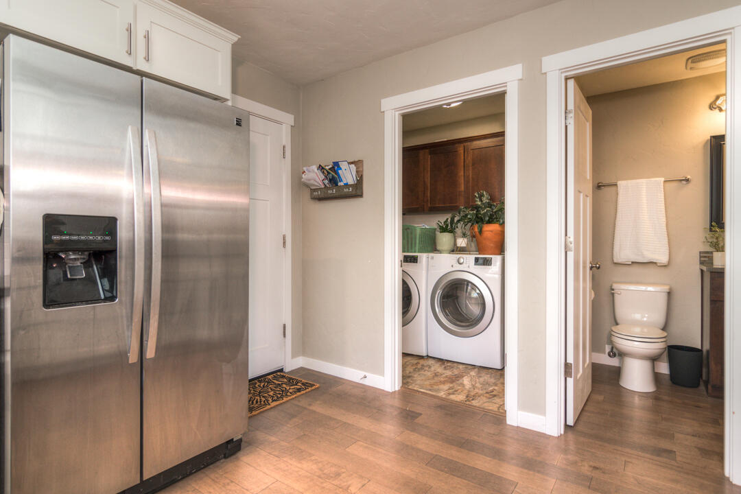 520 Southeast Reed Market Road Bend, OR 97702 - Photo 14 of 25 kitchen/laundry/bath