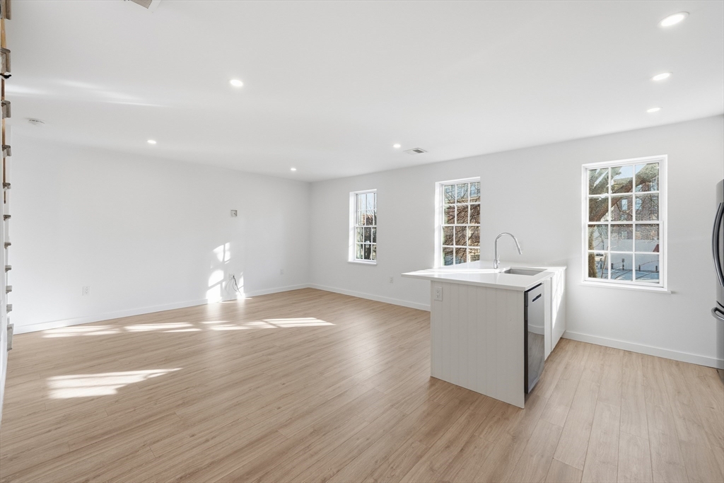 289 Central Street Lowell, MA 01852 - Photo 4 of 40