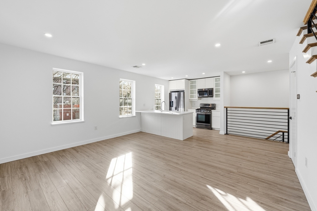 289 Central Street Lowell, MA 01852 - Photo 5 of 40