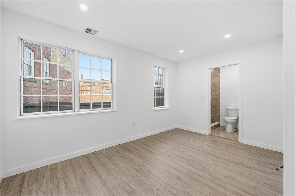 289 Central Street Lowell, MA 01852 - Photo 8 of 40